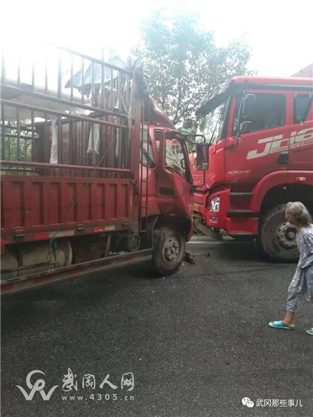 突發(fā)！武岡司馬沖附近一貨車失控撞上路邊的貨車……