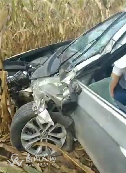 武岡兩車相撞,一車被撞廢,一車險入人家屋里!現(xiàn)場...