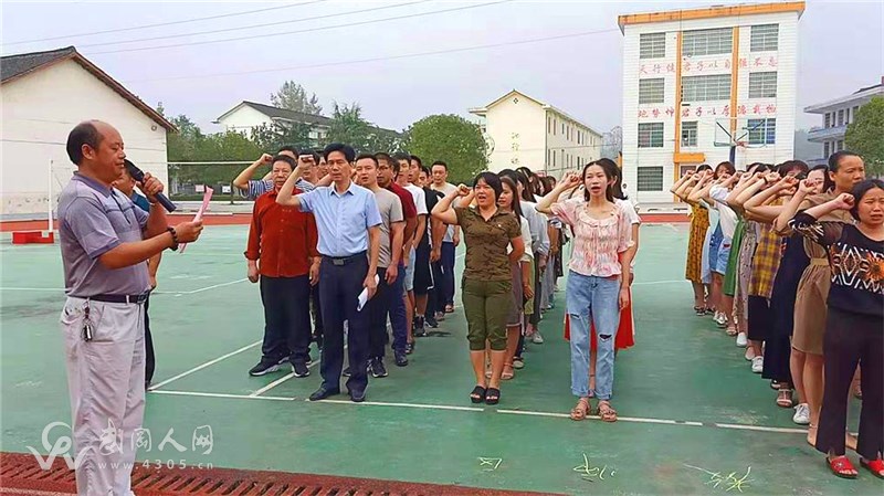 湾头桥镇中学：隆重举行升旗仪式 庆祝第35个教师节