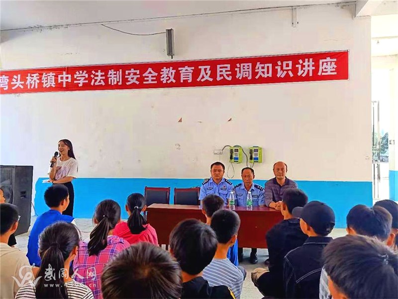啥事!武岡派出所好多警察,跑到灣頭中學去了!