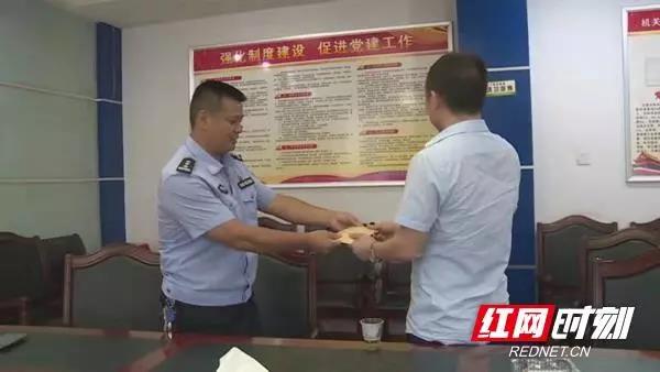 武岡一男子幫警察抓到個(gè)摩托車司機(jī)，獎勵(lì)了10000元