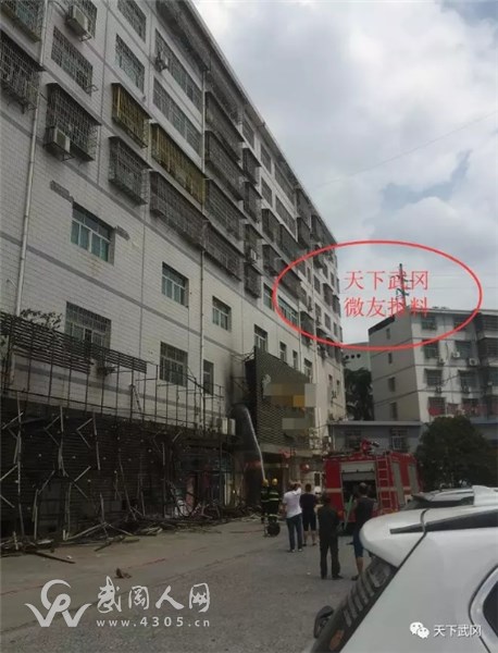 驚險(xiǎn)！武岡這里拆招牌時(shí)“出事”了，消防車都來(lái)了