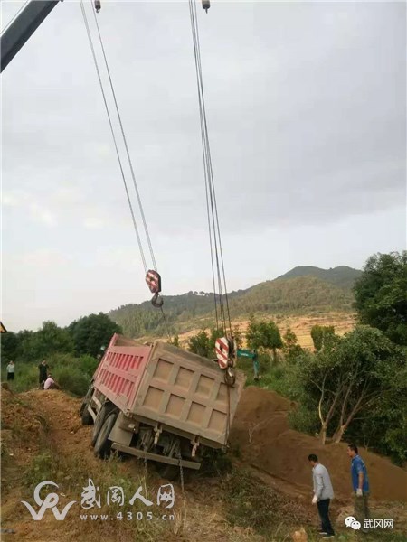 媽呀！武岡運沙貨車沖下去了！沖斷護欄,翻入路邊樹叢坑中！