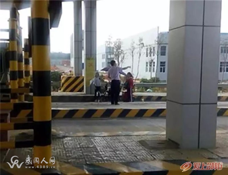武岡一老人載著家人, 開三輪車上高速, 結(jié)果..