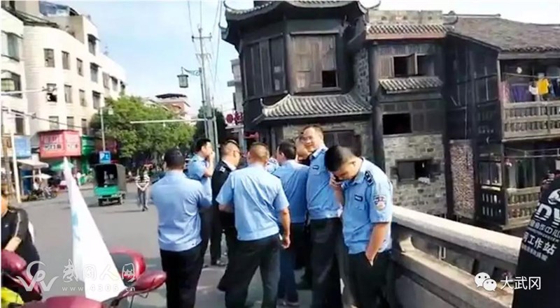 怎么了?武冈水南桥上执法人员团团围住这!