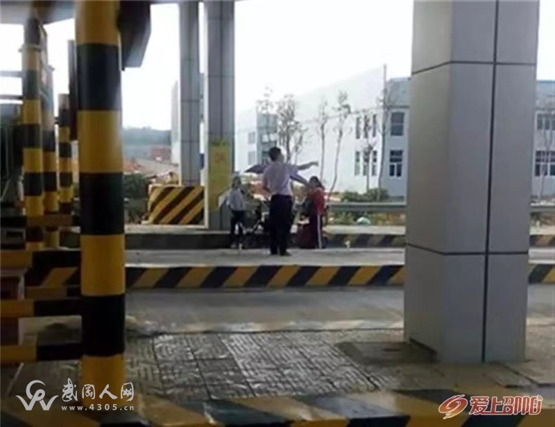 武岡一老人載著家人, 開三輪車上高速, 結(jié)果....