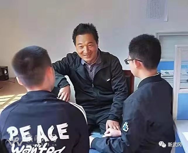 武岡一男孩上課時(shí)突然暈倒，這名老師...