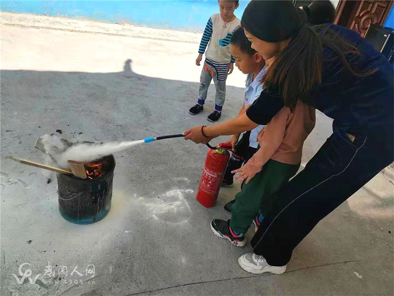 灣頭橋鎮(zhèn)寶杰兒幼兒園開展消防應(yīng)急疏散演練活動(dòng)