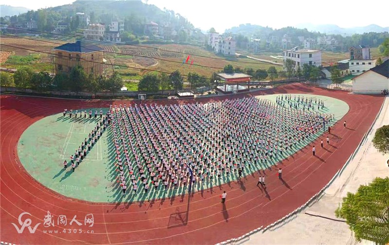 灣頭橋鎮(zhèn)中學(xué):舉行“我和我的祖國”慶祝中華人民共和國成立70周年歌詠比賽