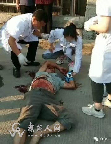 惨！武冈这里摩托和小车相撞，一男子受伤倒地