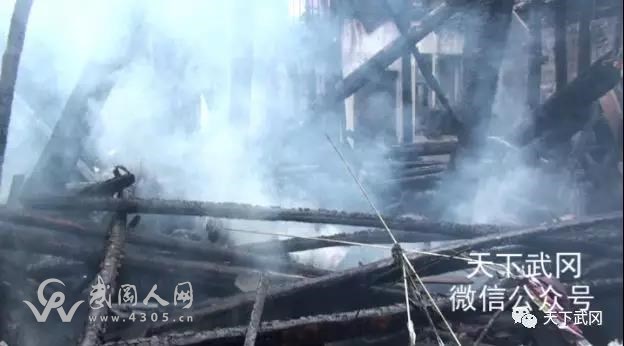 武岡一房屋起大火,濃煙滾滾,燒的好慘...