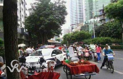 武岡兩男子騎摩托車撞倒女生后，竟轉(zhuǎn)身就跑...