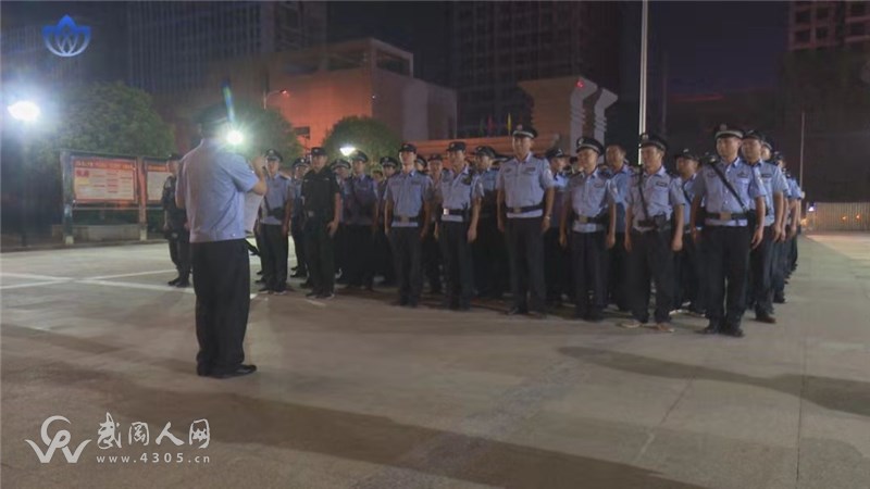 武岡?市公安局開展國慶安保維穩(wěn)集中夜查行動