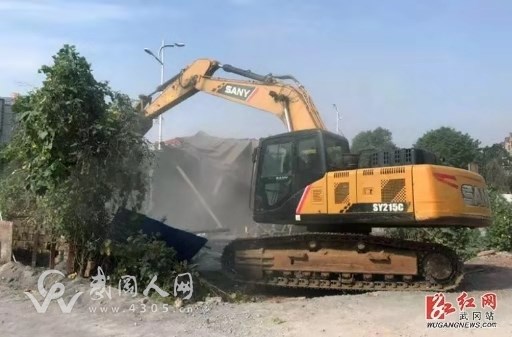 武岡這條街上一家違建商店被推倒,城管出動(dòng)了7臺(tái)執(zhí)法車..