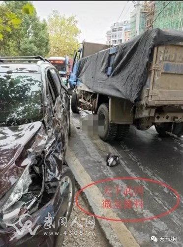 突發(fā)!武岡一小車撞得稀啪爛,人都出來了....