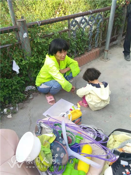 武岡一對母女流落街頭,希望老鄉(xiāng)們能夠幫幫她