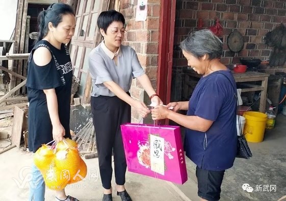 武岡這個美女大學畢業(yè)后一直干這個,在全省出名了