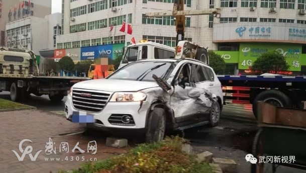 武岡大貨車(chē)與一越野車(chē)相撞,結(jié)局是這樣的.....