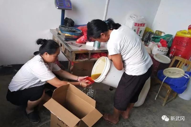 武岡市荊竹鋪鎮(zhèn)開展“戶幫戶親幫親 互助脫貧奔小康 ”活動 以“愛心購”助增收