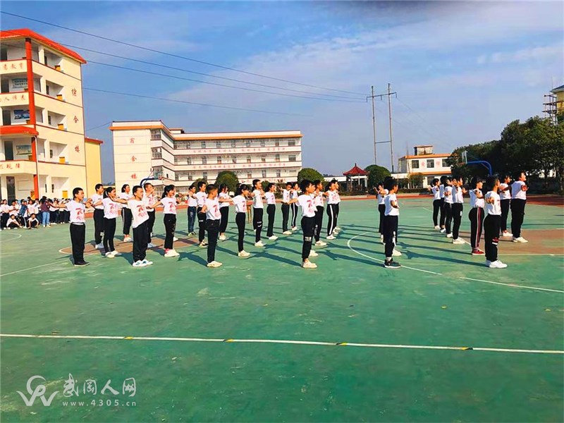 灣頭橋鎮(zhèn)中學(xué)舉行廣播體操比賽