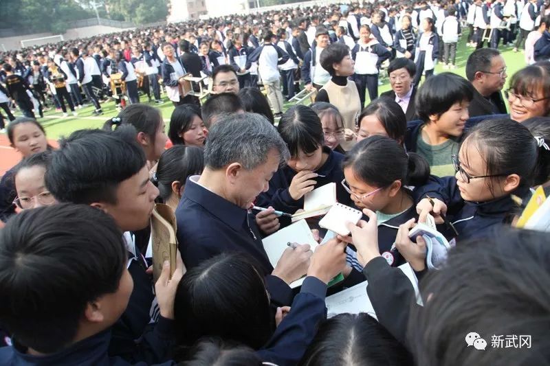 周葉中教授回母校武岡二中！多名學(xué)子上臺送花合影！