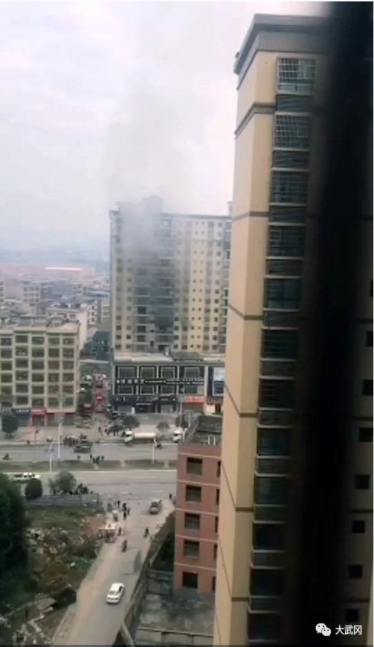 武岡高樓起火，近20層高樓被濃煙吞沒(méi)！