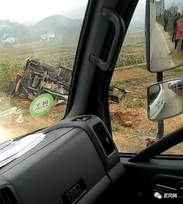 武岡德江一貨車翻車了,撞到樹上栽進(jìn)路邊的菜地