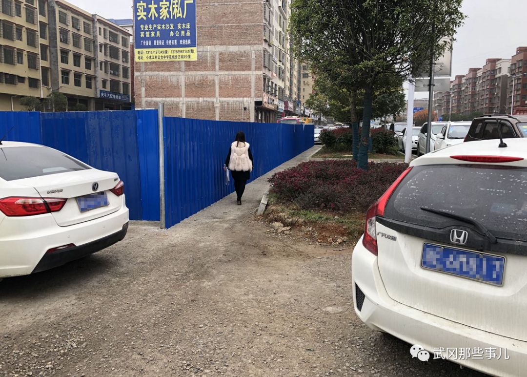 武岡展輝學(xué)校對(duì)面一工地馬路上停滿(mǎn)了私家車(chē)!怎么回事?