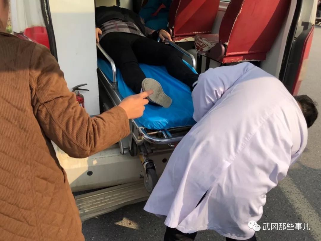 突發(fā)!武岡這里兩車相撞!