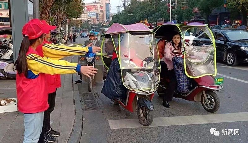 武岡街頭出現(xiàn)“紅小帽”成文明武岡最美風(fēng)景線