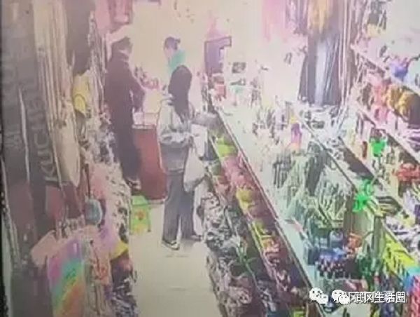 武岡一商店監(jiān)控拍到女學(xué)生偷東西