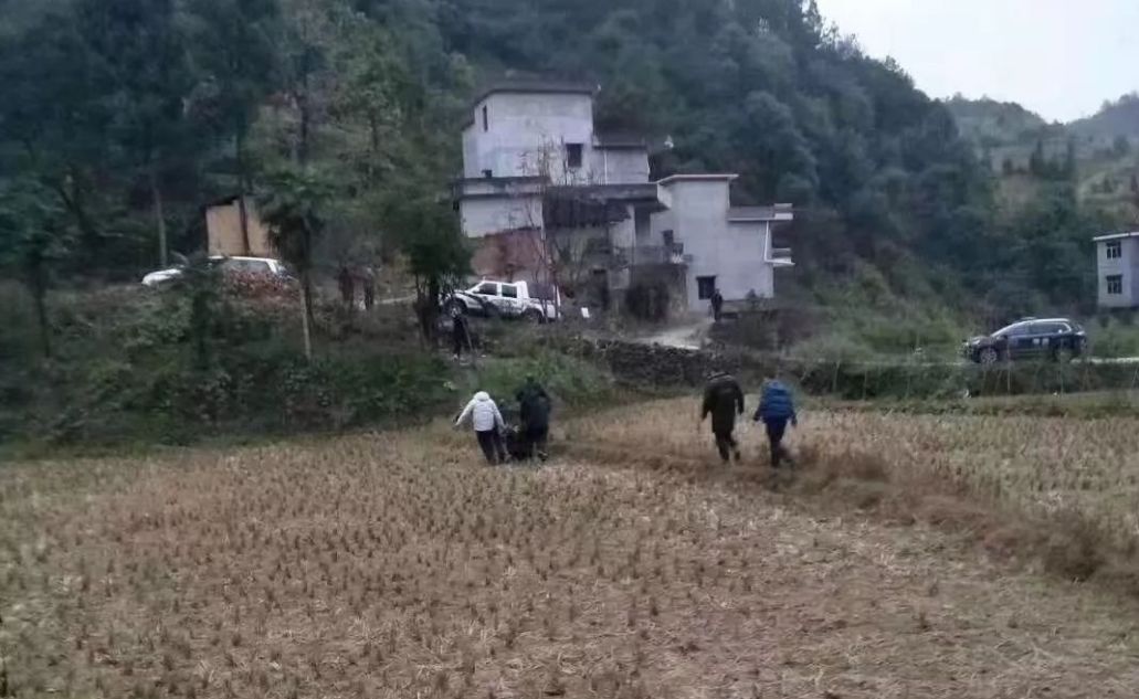 武冈邓家铺杀人嫌疑犯被抓,出动大批警力和警犬进行抓捕
