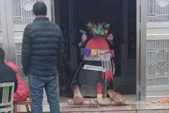武岡一老人去世，“上山”時(shí)被鄰居潑不明物，結(jié)果...