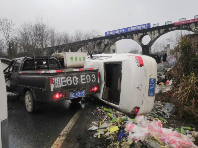 武岡這里出車禍了,駕駛員被困!周圍圍了好多人!