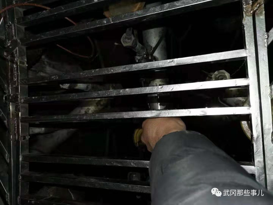 武岡一小孩卡在新廣場(chǎng)“下水道