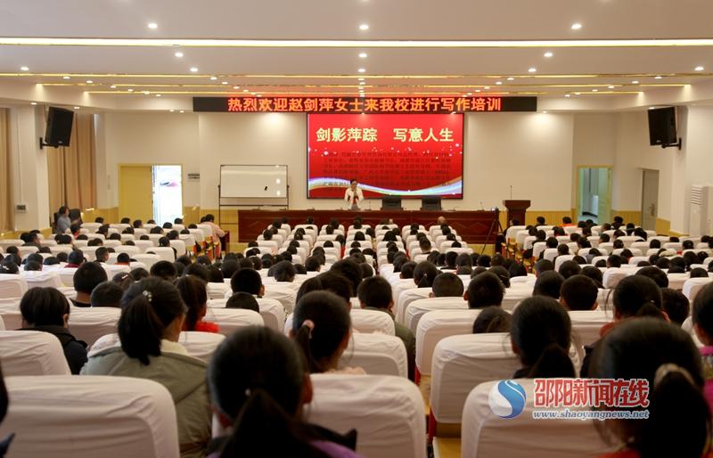 武岡二中舉行初中寫作培訓(xùn)講座