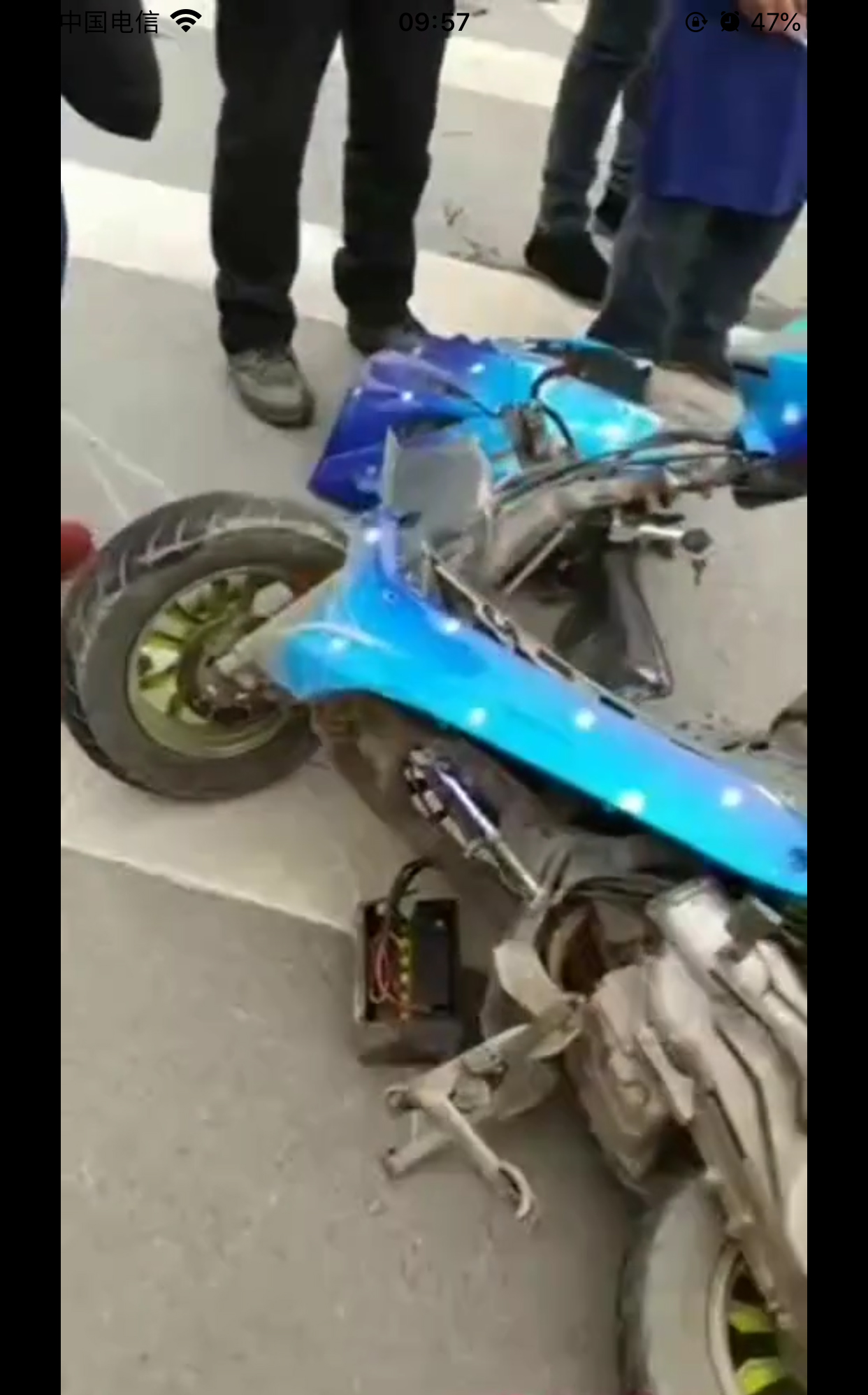 武岡這里未成年人騎摩托車出事了!摩托車撞的稀巴爛!