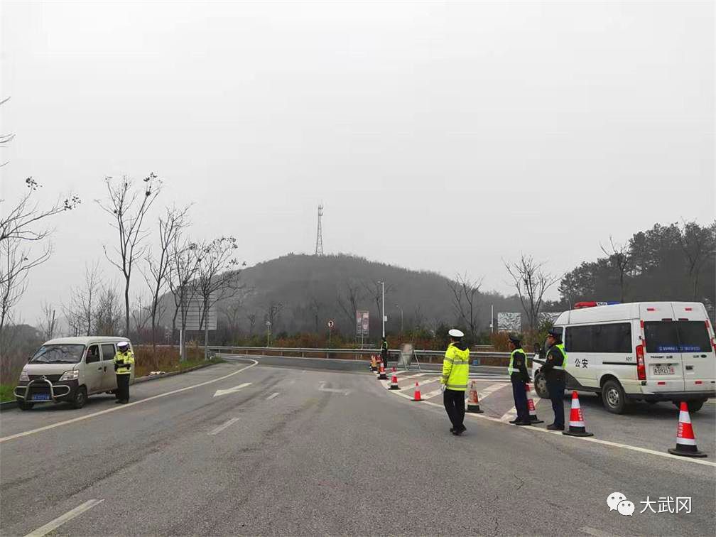 武岡城市客運(yùn)辦查處黑車30臺(tái)!
