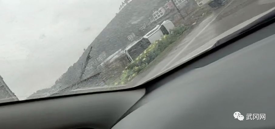 出事了!武岡這里一輛車90°側(cè)翻在菜地!