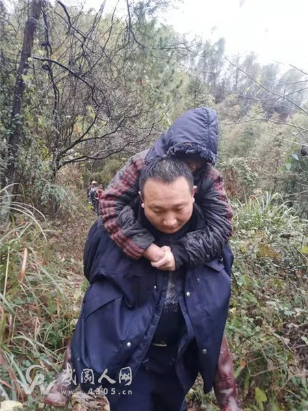 武岡一老人上山挖筍失聯(lián),輔警連夜上山搜救...