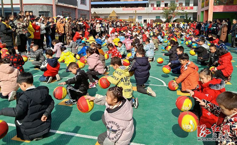 市幼兒園開展“慶元旦”親子游園活動(dòng)