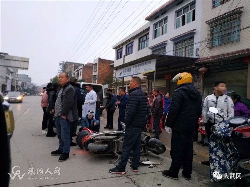 武岡這里一電動車摔了，女子倒地，頭上有血...