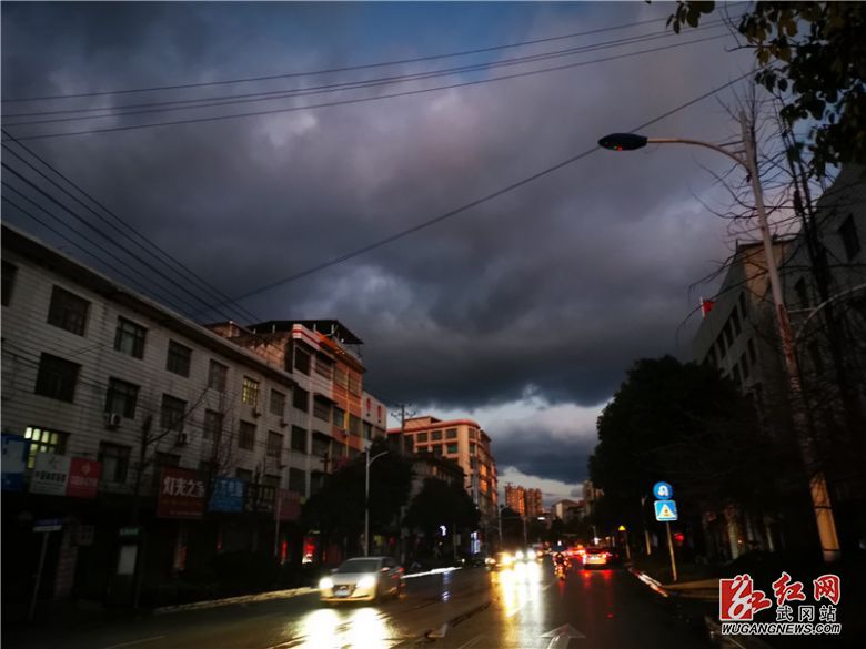 武岡氣象局及時(shí)預(yù)警強(qiáng)對(duì)流天氣