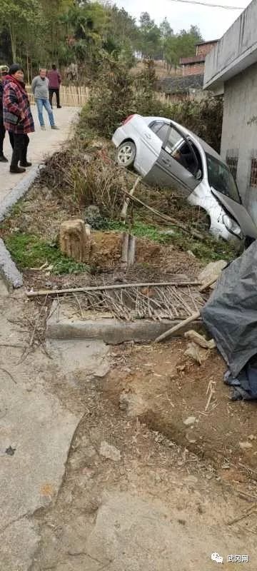 驚險(xiǎn)!武岡這里一小車撞上路邊居民房,現(xiàn)場(chǎng)......