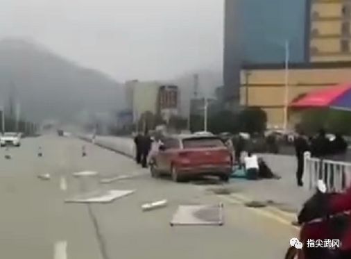 突發(fā)!武岡工業(yè)園路段一小車沖上護欄,事故中一老人不幸身亡!