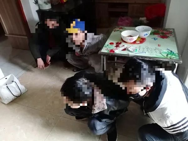 武岡警方在玉龍路附件抓獲4名涉毒人員