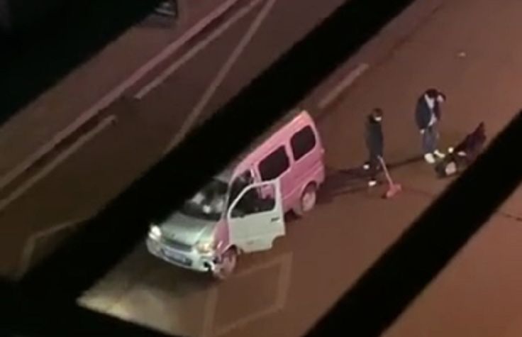 武岡一面包車(chē)撞倒一行人,在凌晨一點(diǎn)多