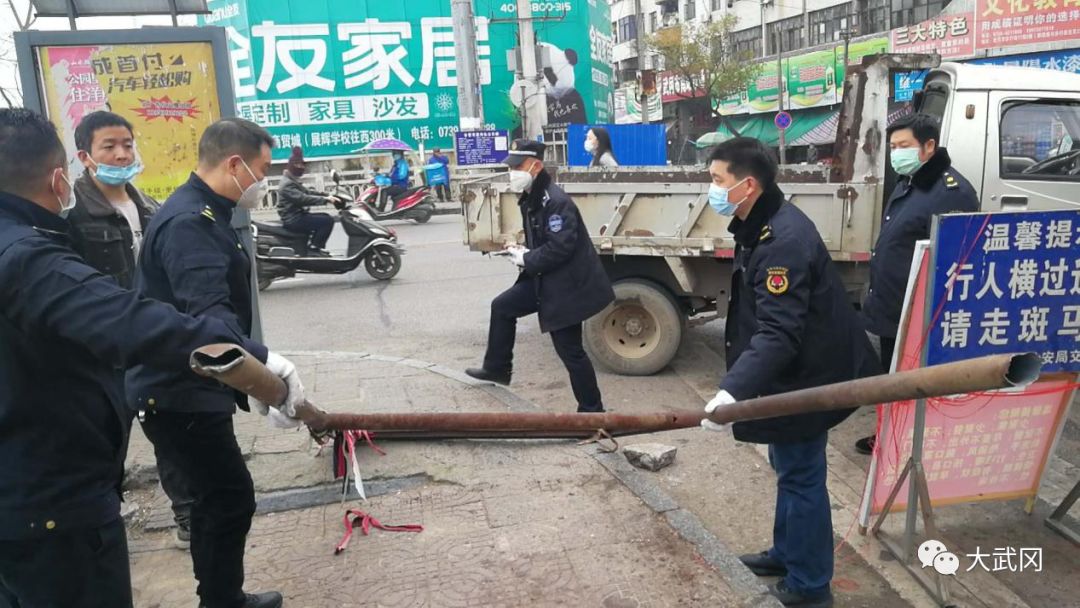 武岡農(nóng)貿市場沿河路段搞成這樣,城管辦終于忍不住了...