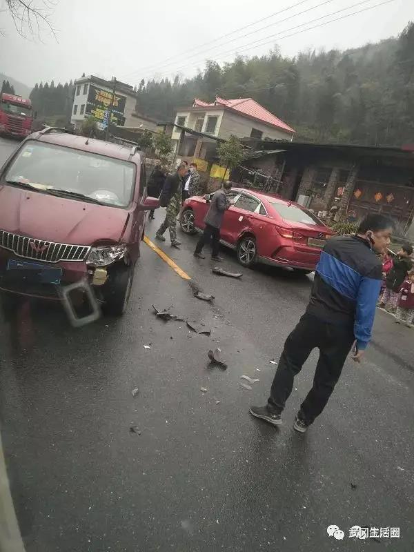 武岡司馬沖和萬塘交界處，發(fā)生兩車相撞事故