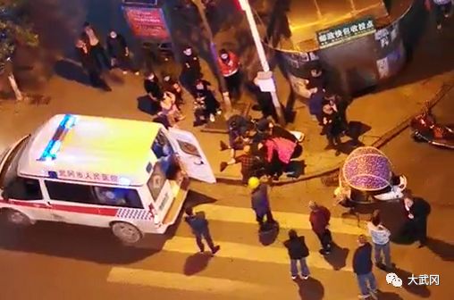 武岡步行街出事了,有人暈倒在地,現(xiàn)場圍滿人!